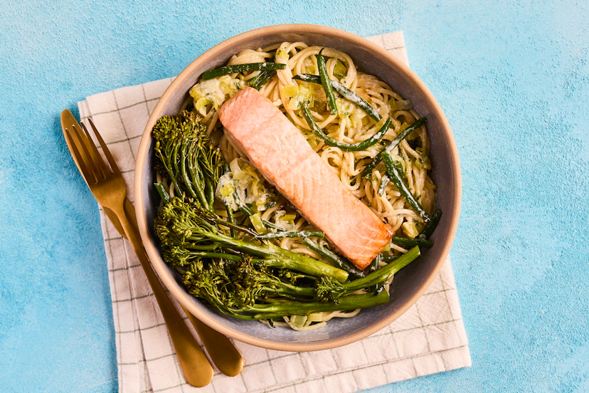 A perfect dish for midweek: spaghetti in a garlicky, herby sauce with leeks and green beans is topped with salmon fillets and roasted long-stem broccoli. Finished with a squeeze of lemon, itʼs simple, stylish and totally delicious.