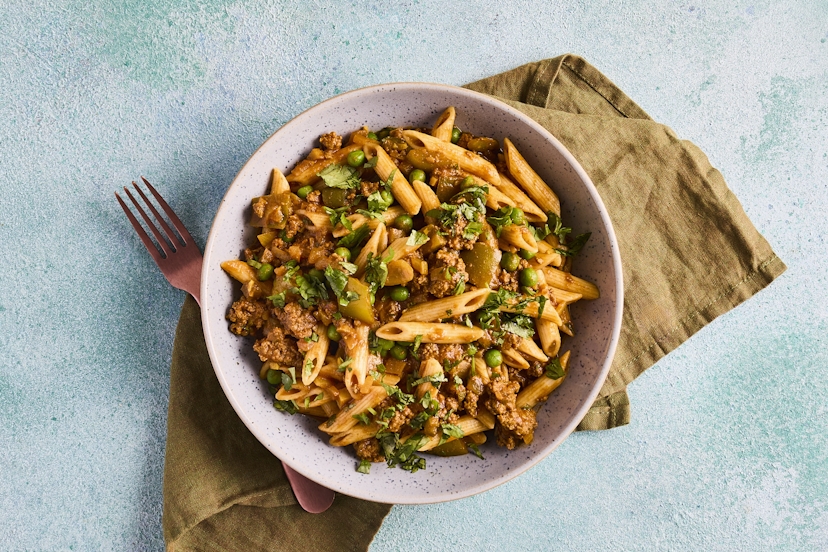 Can’t decide if you’d like Indian or Italian for dinner? You’ll love our mash-up! Beef mince is mixed with peas and green pepper in a classic tomato curry sauce, served with penne pasta and sprinkled with coriander. Your taste buds won’t know what’s hit them!