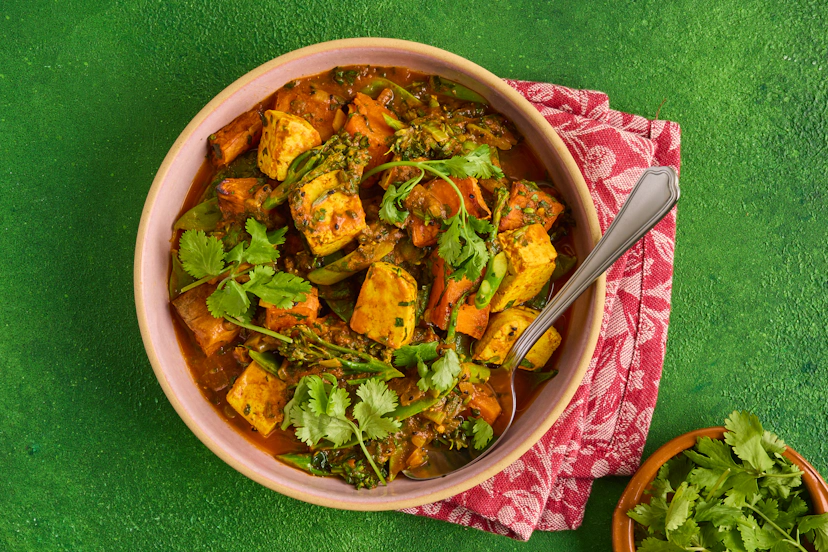 A vibrant vegan alternative to the curry house classic, saag paneer. Golden chunks of tofu replace the cheese, while roasted sweet potato adds filling power. The scrummy saag curry sauce gets its traditional green hue courtesy of spinach, long-stem broccoli and sugar snaps.