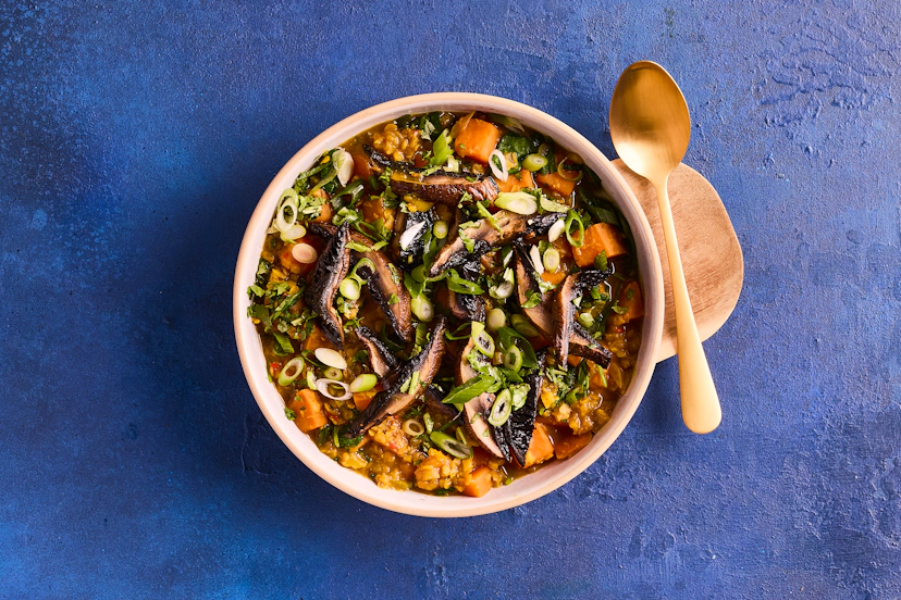 Make ’shroom in your life for this savoury and utterly delicious curry. Portobello mushrooms are roasted with our special curry blend and served with a super-filling dhal of lentils, sweet potato, onion and spinach. It’s finished with a sprinkle of spring onion and coriander.
