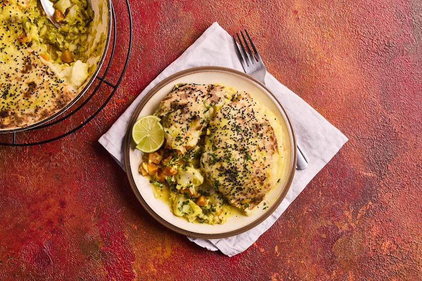 Our mildly spiced twist makes this comfort food classic even snugglier! Tender flakes of cod, carrots, pepper and leeks are simmered in a dreamy creamy sauce. Then ginger, garlic, coriander, curry powder and zesty lime enter stage right and things get super-exciting! Top with potato mash and nigella seeds to really bring the house down.