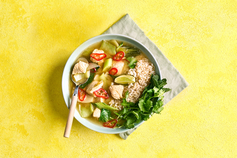 Beep, beep! Prepare to be transported to the bustling streets of Hanoi by our fragrant and fabulous rice bowl! Satisfying brown rice, sizzled turkey breast chunks and stir-fried veg are enveloped in a tangy tamari broth. Scatter over fresh coriander, mint, chilli and zesty lime and get ready to tuk-tuk in…