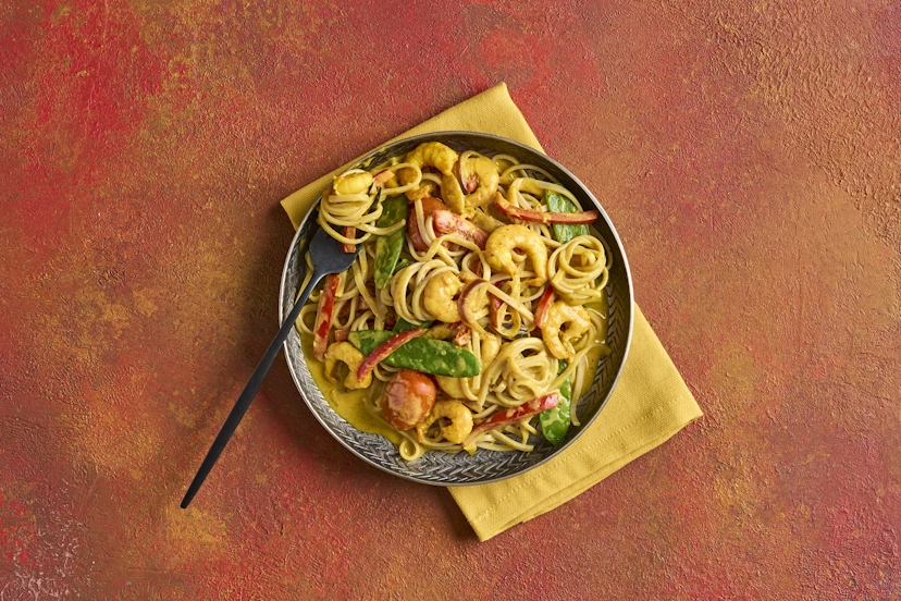 So simple, so scrummy, so speedy! Plump prawns flash-fried with red pepper, mangetout, tomatoes and onion, flavoured with garlic and curry powder, made creamy with Greek-style yogurt and served with rice noodles. Best of all, it goes from bag to bowl in just 20 mins.