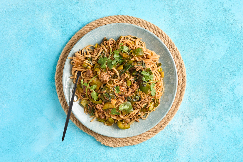 Getting home hangry? We’ve a fast fix for that! Our quickie noodles are stirred through sizzled beef mince, pak choi and pepper in a tasty Thai red curry sauce. Fast and fabulous!