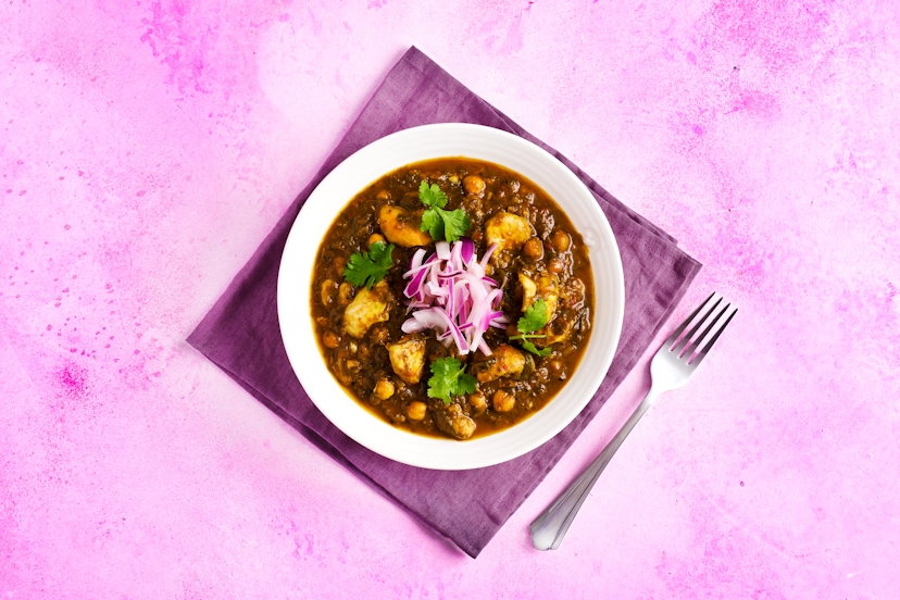 This perfect counter-top curry is conjured up while you crack on with other things! Tender chicken thighs mingle with pepper, lentils, chickpeas and spinach in a tomato sauce lightly spiced with mustard seeds, cinnamon and our curry blend. Blanched onion and coriander are the final flourishes.