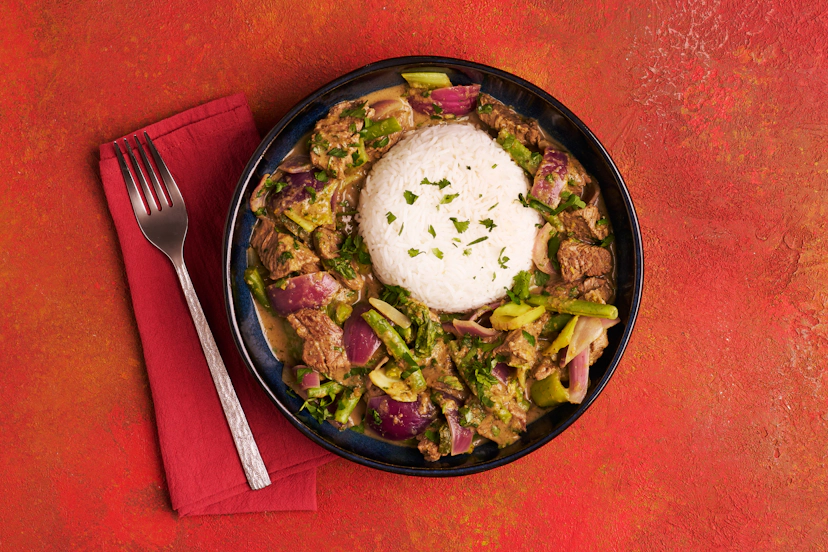 Nothing beats a fragrant Thai curry, and our handy hacks get this one ready in half an hour! Super-easy Slimming World pastes – Thai curry, lemongrass, ginger & garlic – cut prep time, so steak, onions, green beans and pak choi are sauced and simmering in minutes! Just add fresh coriander and mounds of rice for maximum satisfaction.