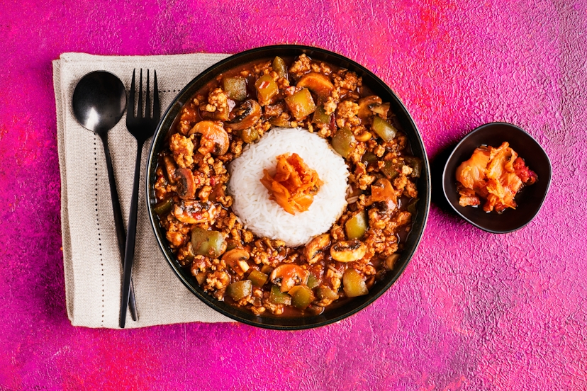 In our humble opinion, Korea can do no wrong on the food front – and tangy gochujang in particular just makes every dish it touches better. Here, it perks up pork mince, chestnut mushrooms and green pepper, with a little help from garlic, ginger and tamari. Served around a cheffy dome of rice and topped with kimchi, it’s absolutely K-racking!