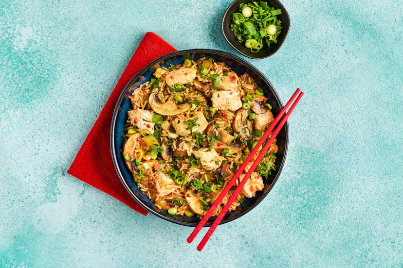 It’s quick, it’s kickin’, it’s a fab new way with chicken… what’s not to love?! Ready diced chicken breast is flavoured with ginger, garlic and tamari, spiced up with hot chipotle chilli and gochujang, then sizzled with spring onions, mushrooms, red onion, green pepper and rice.