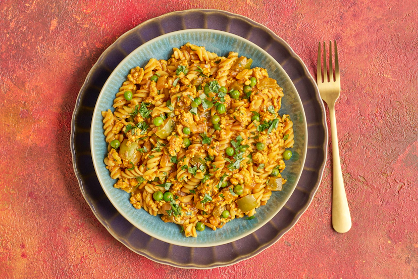 Our fabulous fusion dish fries onion and pepper with warming spices, then adds turkey mince and our über-easy ginger & garlic paste. A quick simmer with stock and passata finishes this curry in a hurry; just add pasta, peas and a flurry of coriander for a feast in 25 mins flat!
