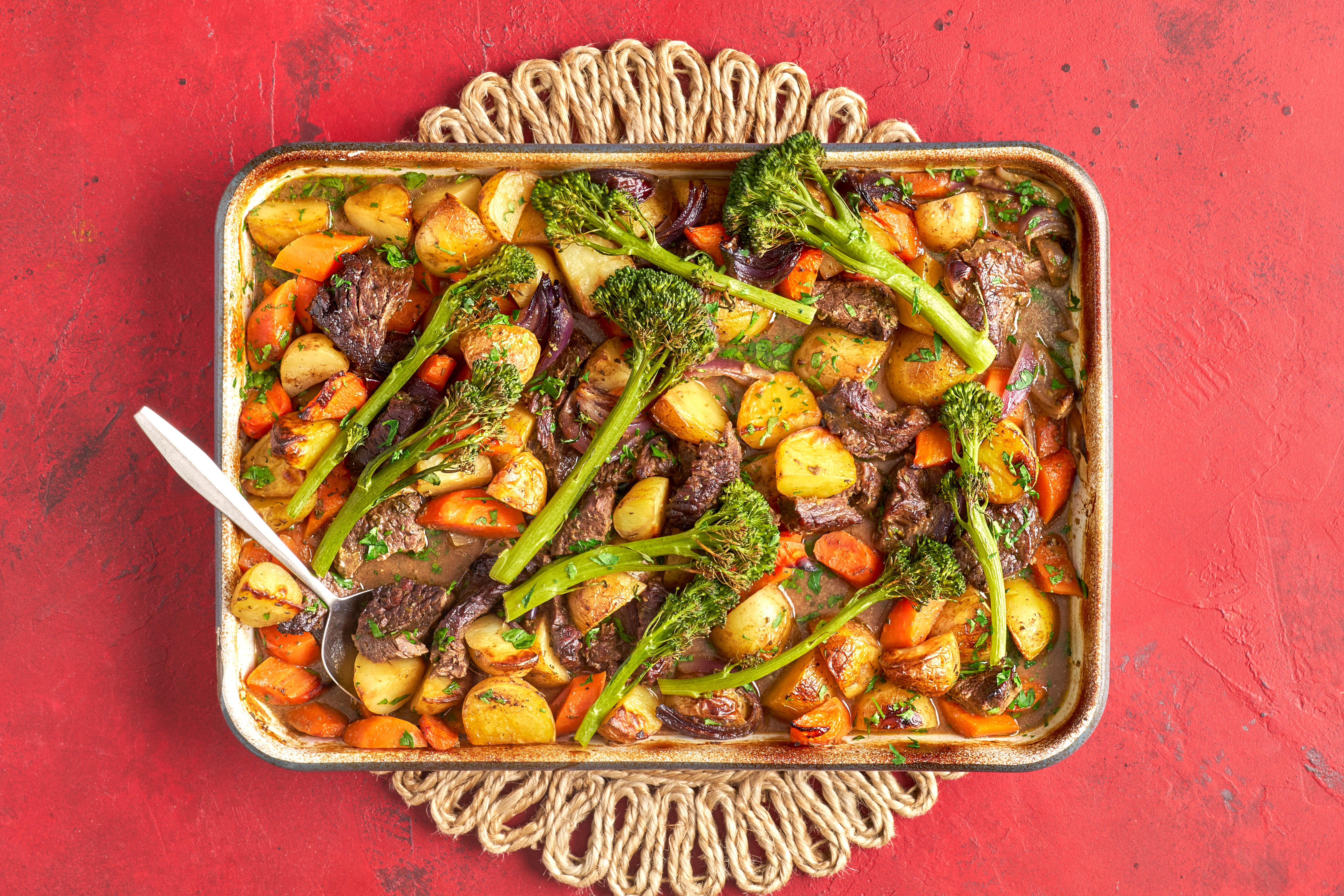 Steak & rosemary roasties traybake