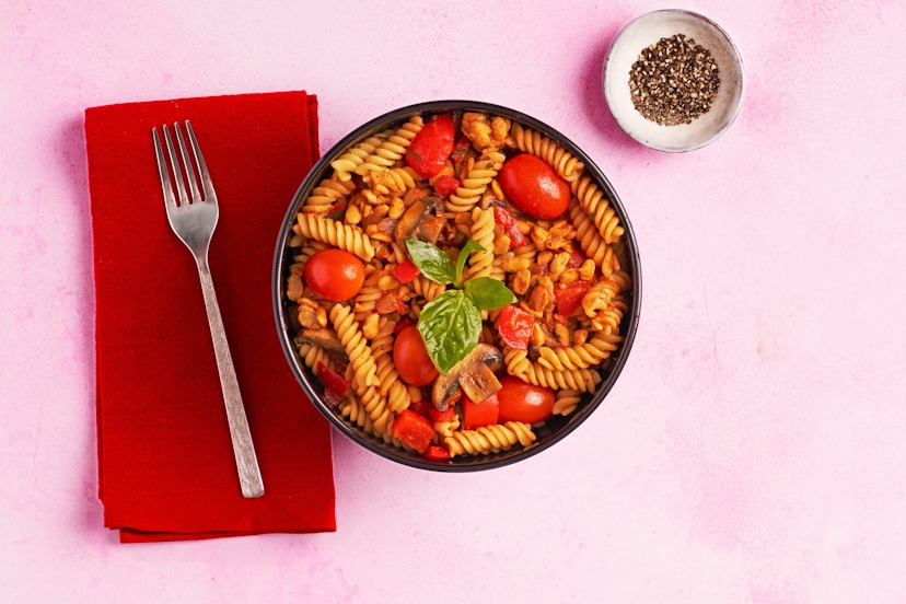 A mouth-watering medley of crumbled tempeh, red pepper, baby tomatoes and chestnut mushrooms team up with a garlicky sun-dried tomato sauce, fusilli and fresh basil. It’s big flavour for minimal effort – and it totally deserves the chef’s kiss you’ll give it.
