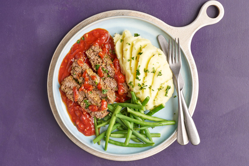 Stand by for a rockin' recipe of heroic proportions! While an easy-peasy tomato sauce simmers on the hob, your onion, courgette and herb-spiked beef meat loaf bakes, then bounds out of the oven like a bat out of hell. Served with mashed potatoes and green beans simmer, it’s a real dead ringer for loaf!