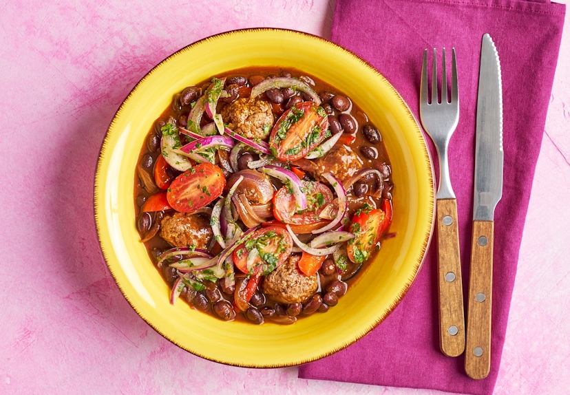 Beefy meatballs infused with Mexican spices, sizzled with peppers and onions and simmered in a smoky tomato sauce with black beans. Scatter on some zesty salsa and it’s a fiesta in a frying pan. Go on, pop it in the box – your taste buds will have a ball!