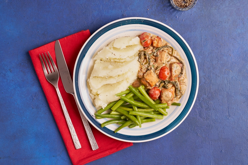 It tastes like sunshine and feels like a hug – what’s not to love? Flakes of salmon, sautéed spinach and onion, plus baby toms in a garlic and herb-infused sun-dried tomato sauce made silky with Greek-style yogurt. Dish up with fluffy mash and just-tender green beans.