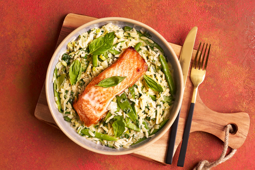 There’s an allotment’s worth of goodness in this fresh-as-a-daisy dish. Basil-flecked orzo pasta with garlicky spring onions, leeks, spinach and mangetout is topped with zesty grilled salmon, then finished with a swirl of Greek style yogurt and a squeeze of lemon. Go on, dig in!