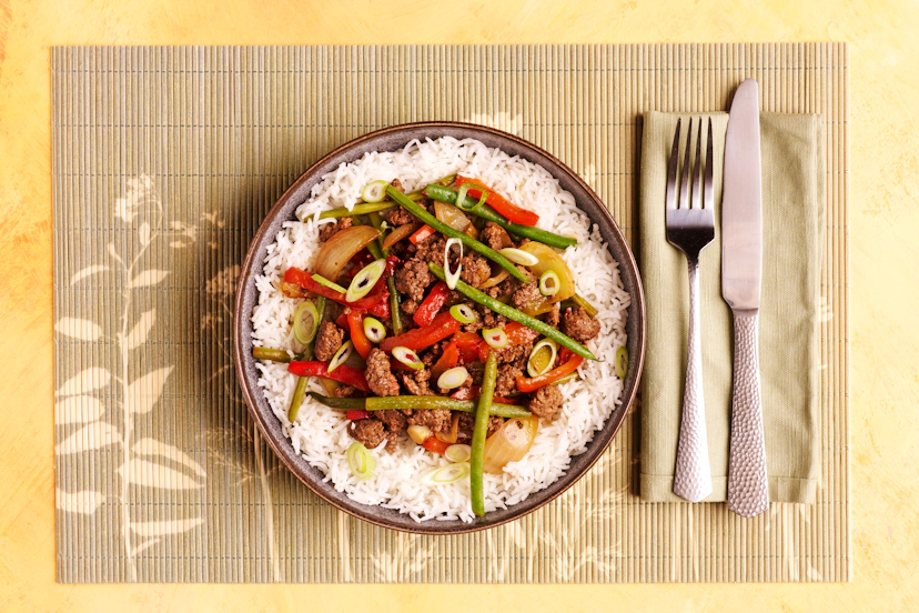 The tasty takeout classic is reimagined – with beef mince, red pepper, onion and green beans. The oyster sauce is lighter, naturally, and yet more umami-licious than ever, thanks to a splash of balsamic vinegar. Served with fluffy rice, this fakeaway might just take your breath away...