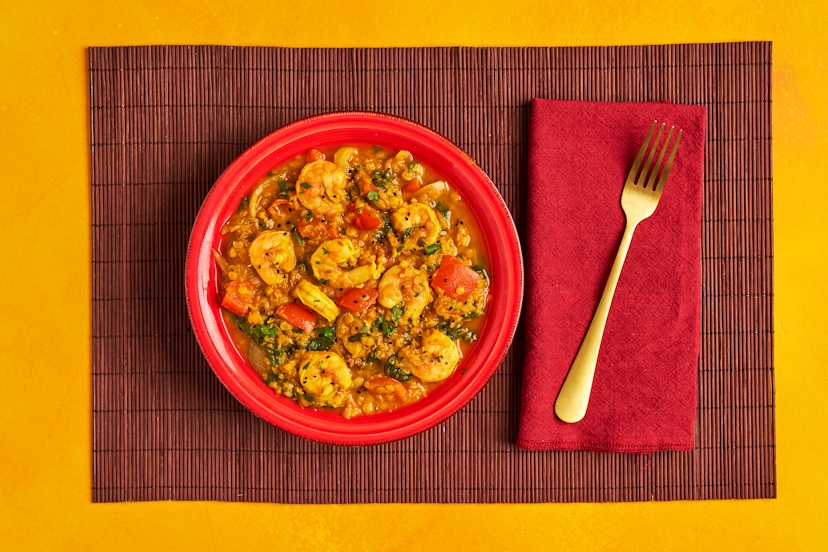 Weʼve dhalled-up the deliciousness with this speedy curry, which travels box to bowl in 20 mins flat! Red lentils bubble on the back-burner while onion, pepper, spinach and tomatoes come together with aromatic spices and a ready-made mild curry sauce. Just add plump prawns, coriander and nigella seeds for a curry in a hurry.