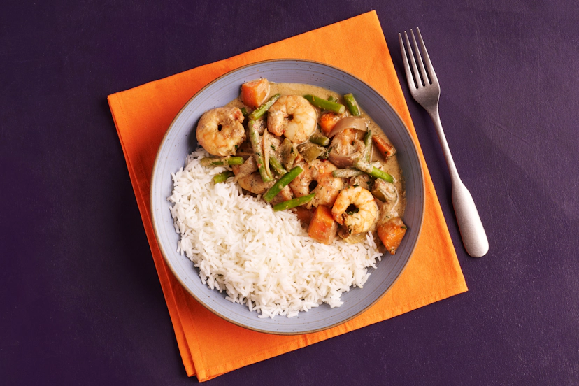 Just because you don’t have a Caribbean break booked doesn’t mean your taste buds can’t some fun in the sun! Juicy prawns and sweet potatoes get their sizzle on in this hot and heavenly jerk-spiced curry, along with green beans and peppers, while Greek-style yogurt cools things down. Sprinkle with coriander, spoon onto rice and pretend you’re in paradise.